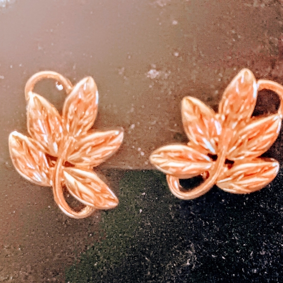 Vintage Givichy Gold tone Clip on leaf design pattern Earrings - Picture 3 of 8